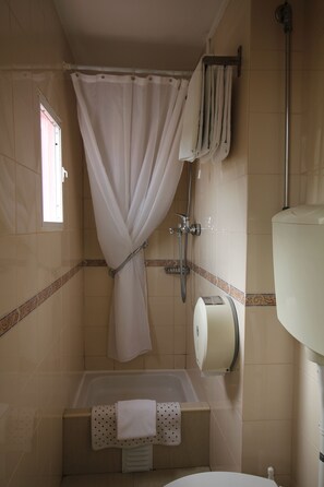 Habitación con 2 camas individuales | Baño | Amenidades de baño gratuitas, secadora de cabello, toallas