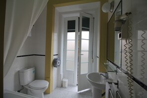Tweepersoonskamer, voor 1 persoon | Badkamer | Gratis toiletartikelen, een haardroger, handdoeken