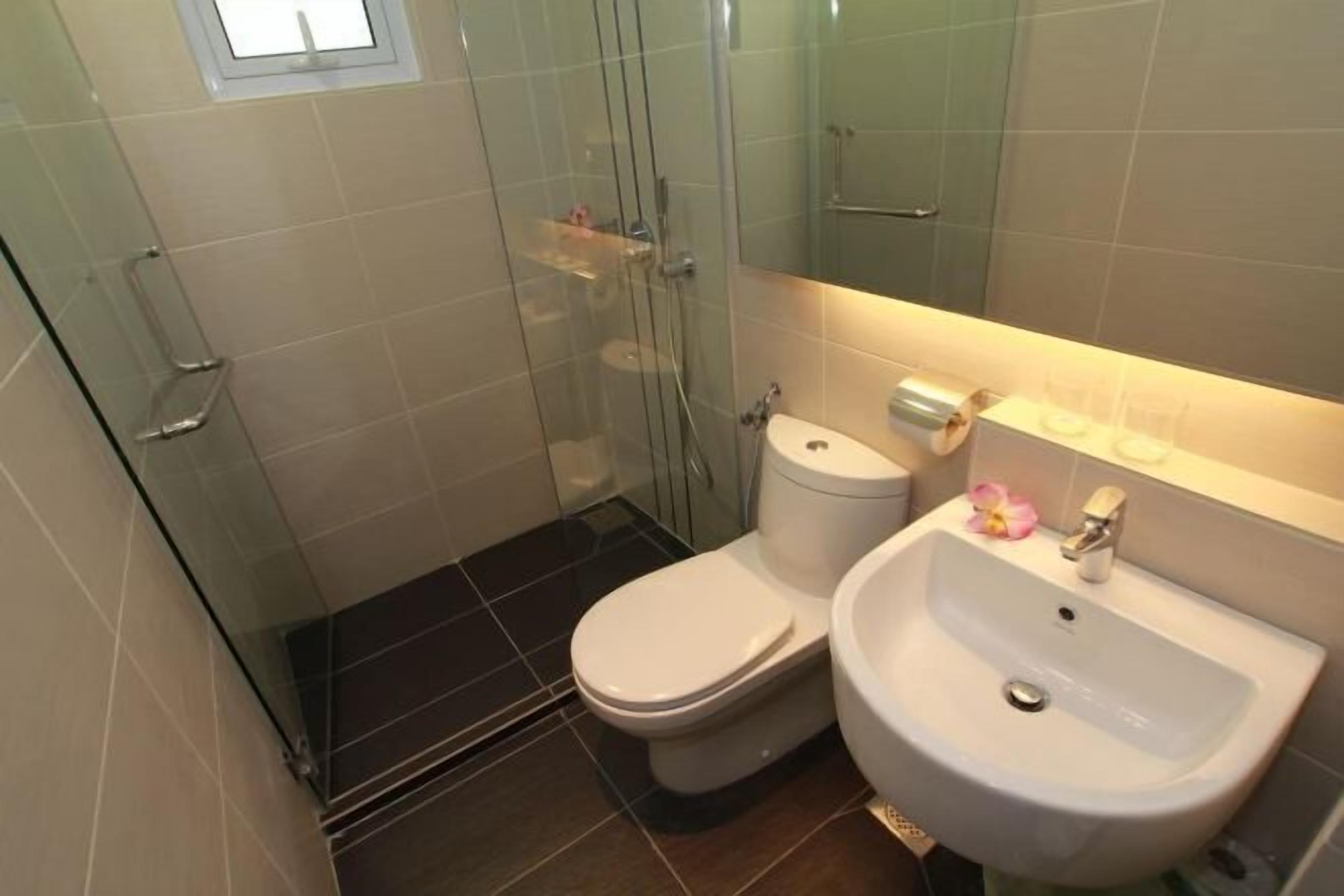 Shower, free toiletries, hair dryer, towels