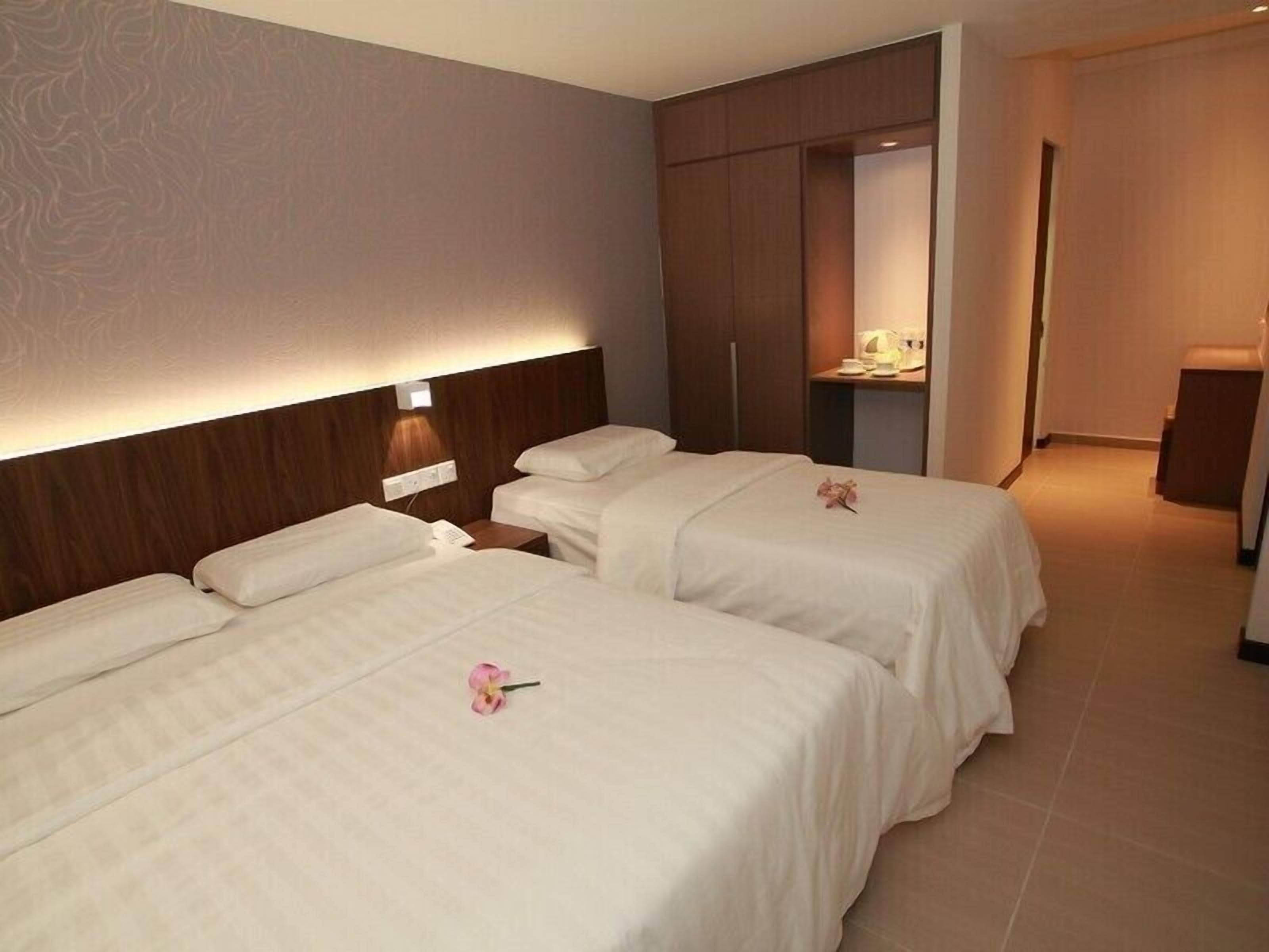 Triple Room | In-room safe, desk, iron/ironing board, free WiFi