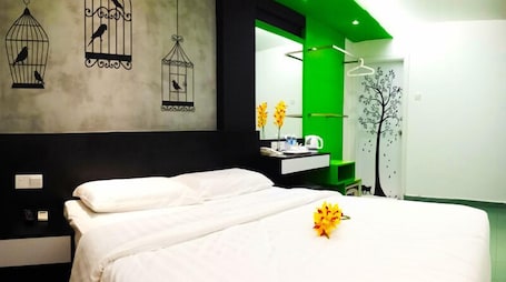 Deluxe Double Room | In-room safe, desk, iron/ironing board, free WiFi