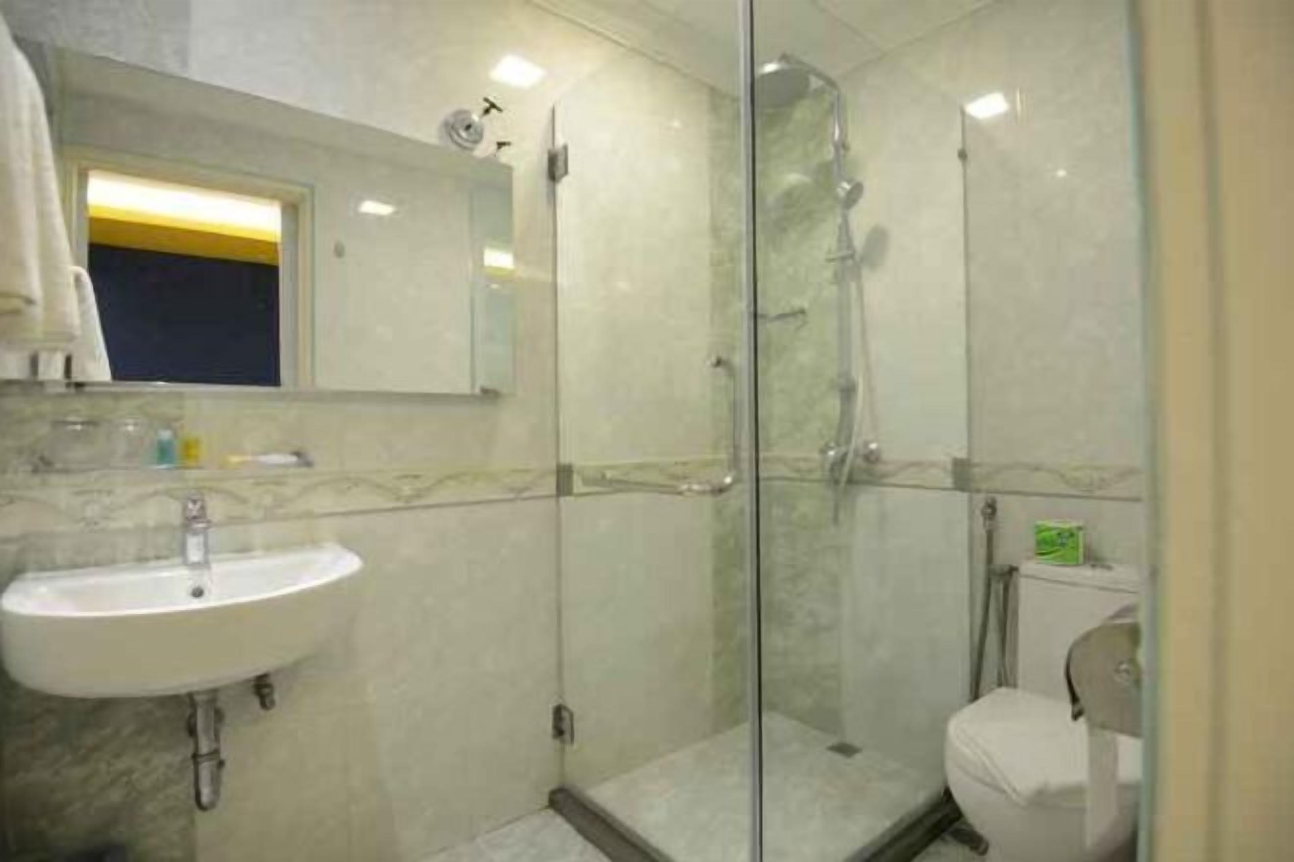 Baño | Ducha, artículos de higiene personal gratuitos y secador de pelo