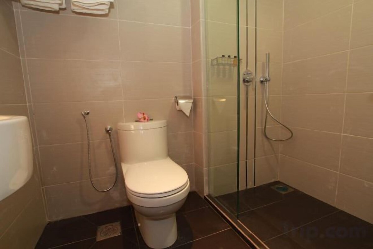 Bathroom | Shower, free toiletries, hair dryer (on request), towels