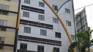 A multi-story building with a sign for HOTEL Taichi on the facade. - Tai Ichi Hotel (Kuala Lumpur)