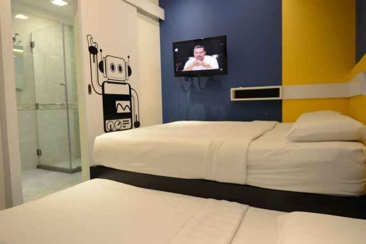 Caixa forta a l'habitació, escriptori i planxa i posts de planxar 