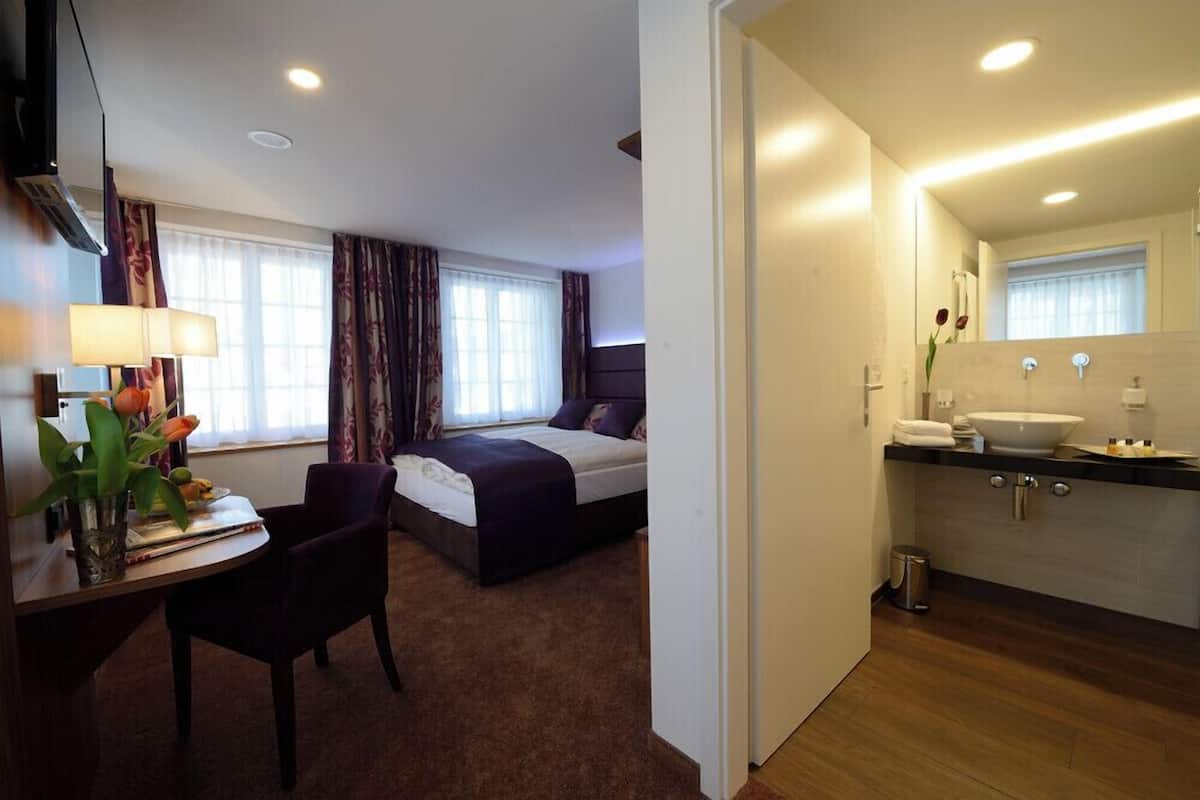 Quarto solteiro empresarial | Roupas de cama premium, frigobar, cofres nos quartos, escrivaninha