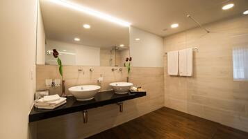 Douche, articles de toilette gratuits, sèche-cheveux