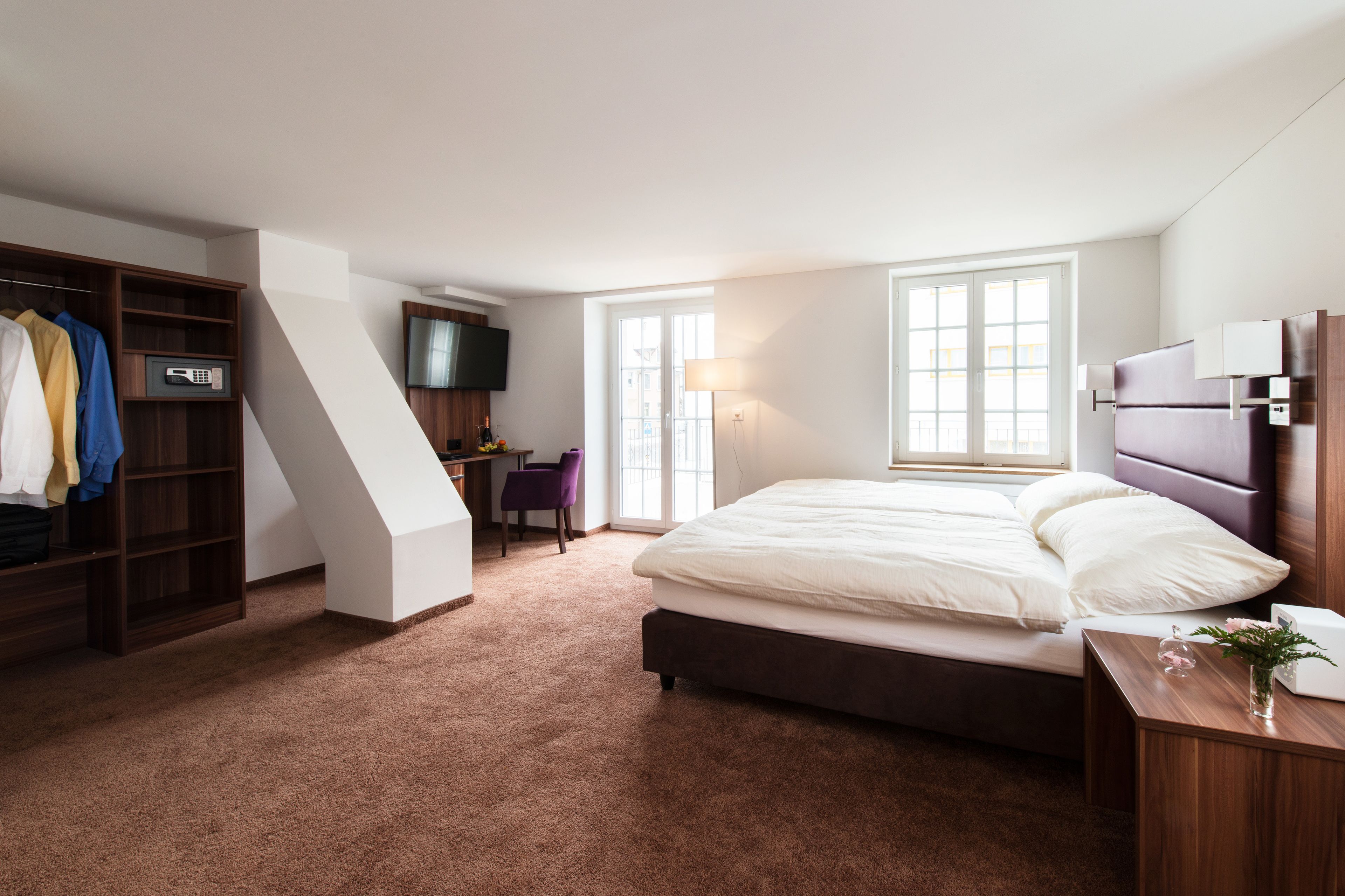 suite | premium bedding, minibar, in-room safe, desk