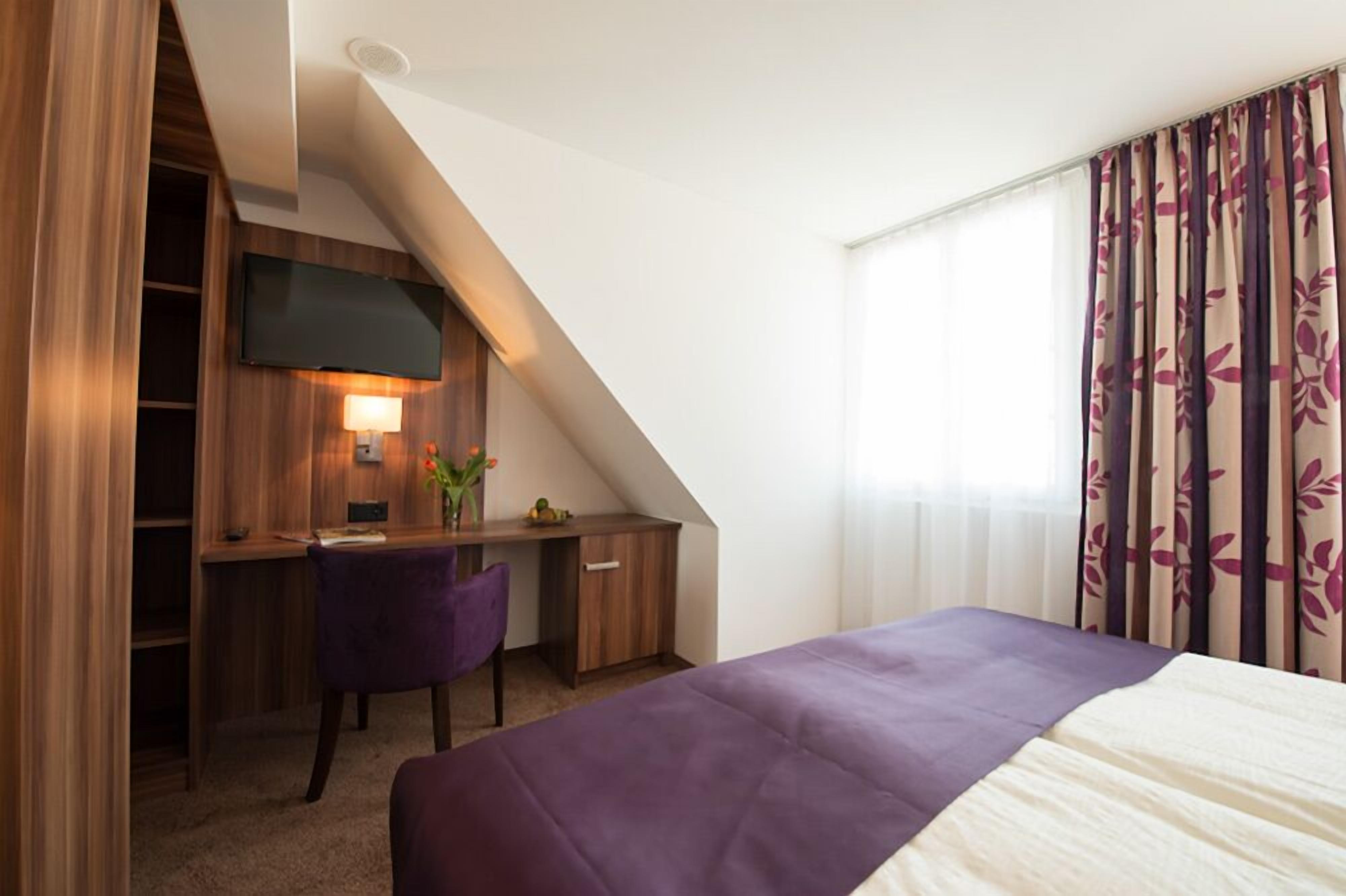 classic double room | premium bedding, minibar, in-room safe, desk