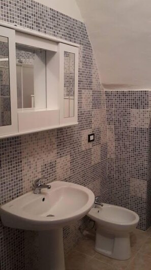 Ducha, artículos de higiene personal gratuitos y secador de pelo