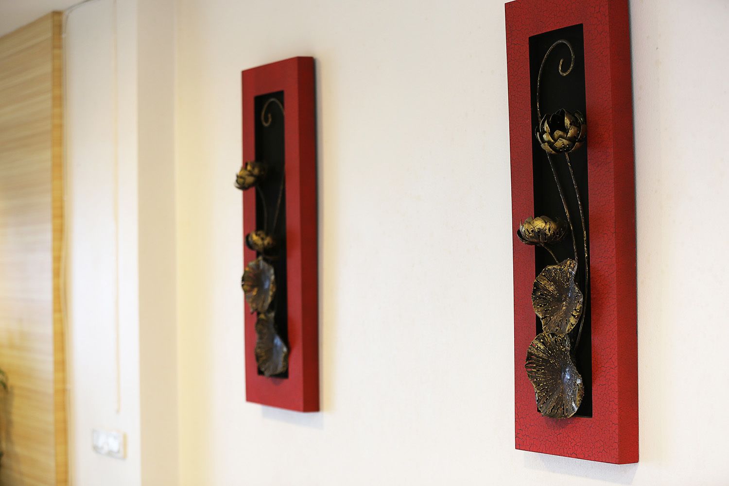Dos elementos decorativos montados en la pared, con diseños abstractos.