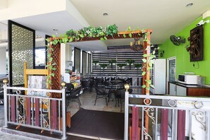 Outdoor dining - V Place Residence (Songkhla)