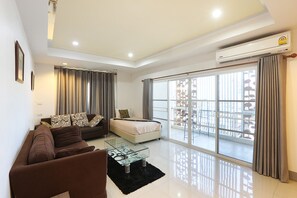 32-英寸纯平电视 （配备有线频道）、电视