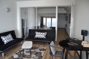 Escritorio, cortinas blackout, sistema de insonorización y wifi gratis 