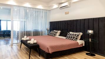 Phòng Suite Premium, nhiều giường, quang cảnh biển | Bàn, màn/rèm cản sáng, phòng cách âm