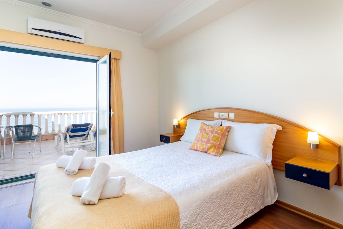 スーペリア ダブルルーム バルコニー シービュー | デスク、遮光カーテン、防音設備、WiFi (無料)