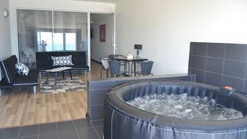 Suite Premium, Beberapa Tempat Tidur, pemandangan samudra | Meja kerja, tirai kedap cahaya, kedap suara, dan Wi-Fi gratis
