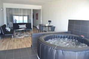 Suite Premium, varias camas, vista al océano | Escritorio, cortinas blackout, insonorización y wifi gratis