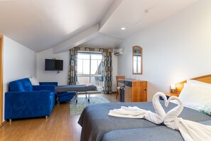 Familie suite, balkon | Een bureau, verduisterende gordijnen, geluiddichte muren, gratis wifi