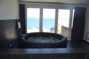 Premium suite, meerdere bedden, uitzicht op oceaan | Bubbelbad