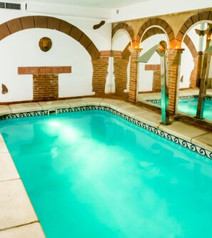 Indoor pool, sun loungers