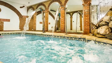 Piscine couverte, chaises longues