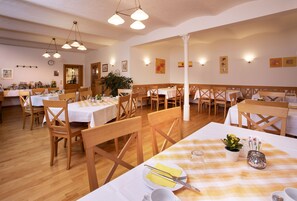 Petit déjeuner buffet (12 EUR par personne)