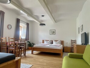 Comfort Studio, Non Smoking, Garden View | In-room dining