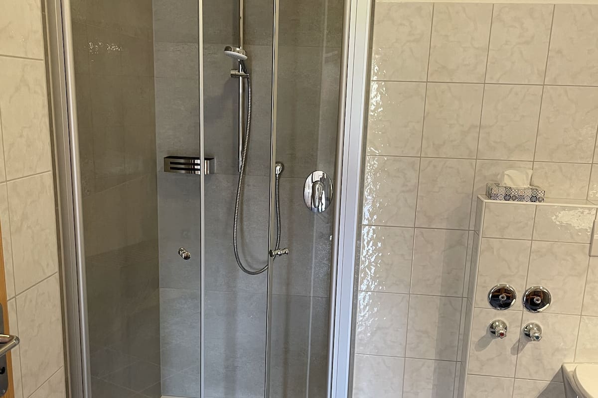 Studio Comfort, Bebas Asap Rokok, pemandangan kebun | Kamar mandi | Shower, perlengkapan mandi gratis, pengering rambut, dan handuk