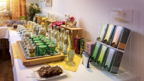 A buffet table with various food items, drinks, and informational brochures. - Pension Bernhardhof (Otterfing)