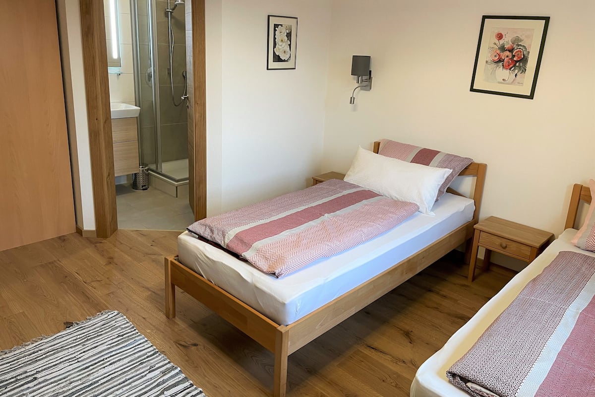 Kamar Triple | 2 kamar tidur, didekorasi berbeda-beda, dan meja kerja