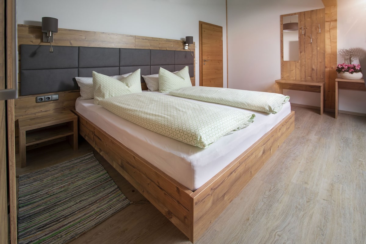 Kondominium Eksklusif | 2 kamar tidur, didekorasi berbeda-beda, dan meja kerja