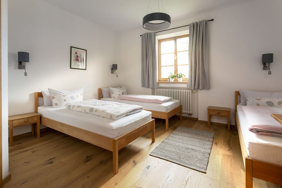 Kamar Triple | 2 kamar tidur, didekorasi berbeda-beda, dan meja kerja