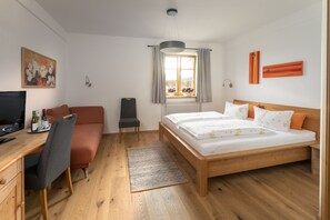 Kamar Double atau Twin Comfort, pemandangan kebun | 2 kamar tidur, didekorasi berbeda-beda, dan meja kerja