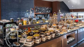 Un bufé con diversos alimentos y decoraciones.