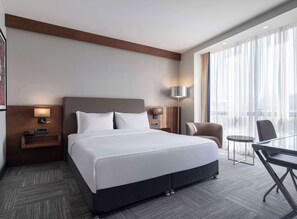 Luxe beddengoed, een minibar, een kluis op de kamer, een bureau