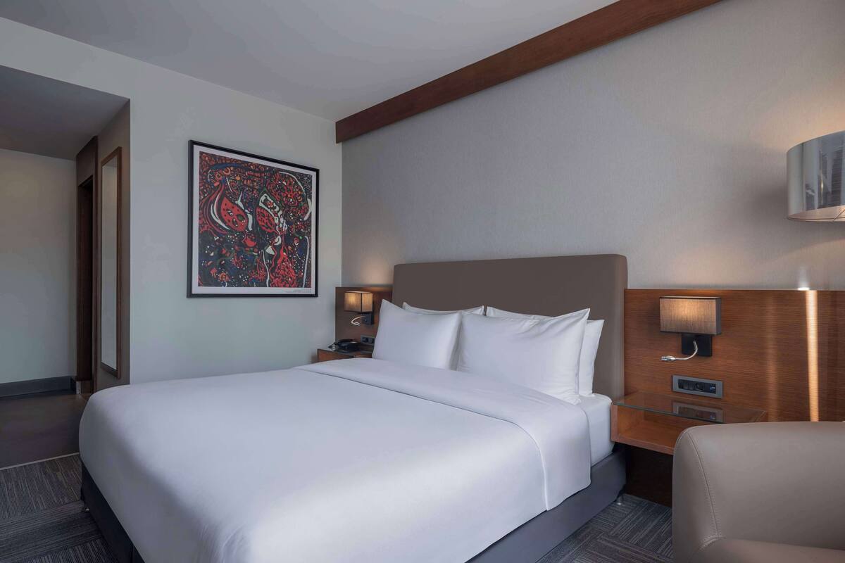 premium bedding, minibar, in-room safe, desk