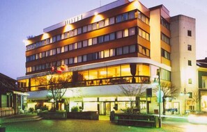 Front of property - evening/night - Parkhotel David (Loerrach)