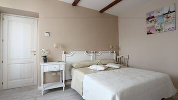 In-room safe, desk, soundproofing, free WiFi