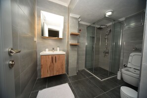 Studio | Kylpyhuone | Suihku, ilmaiset hygieniatuotteet, hiustenkuivaaja, tohvelit