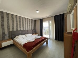 Desk, iron/ironing board, free cribs/infant beds, free WiFi - Sun Beach Villas (Foça)