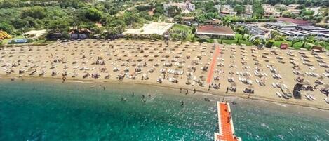 Plage privée, chaises longues, parasols