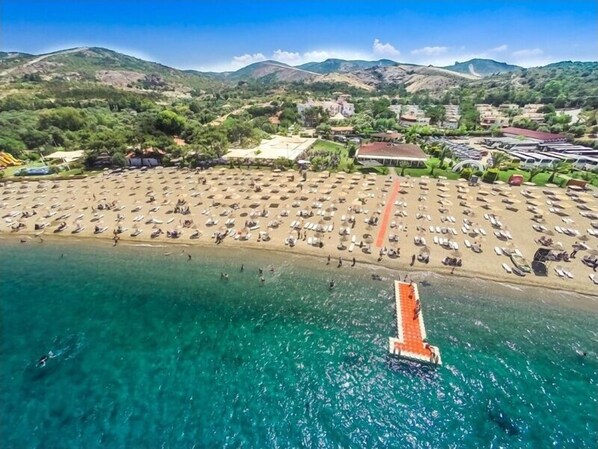Pantai pribadi, kursi berjemur, dan payung pantai