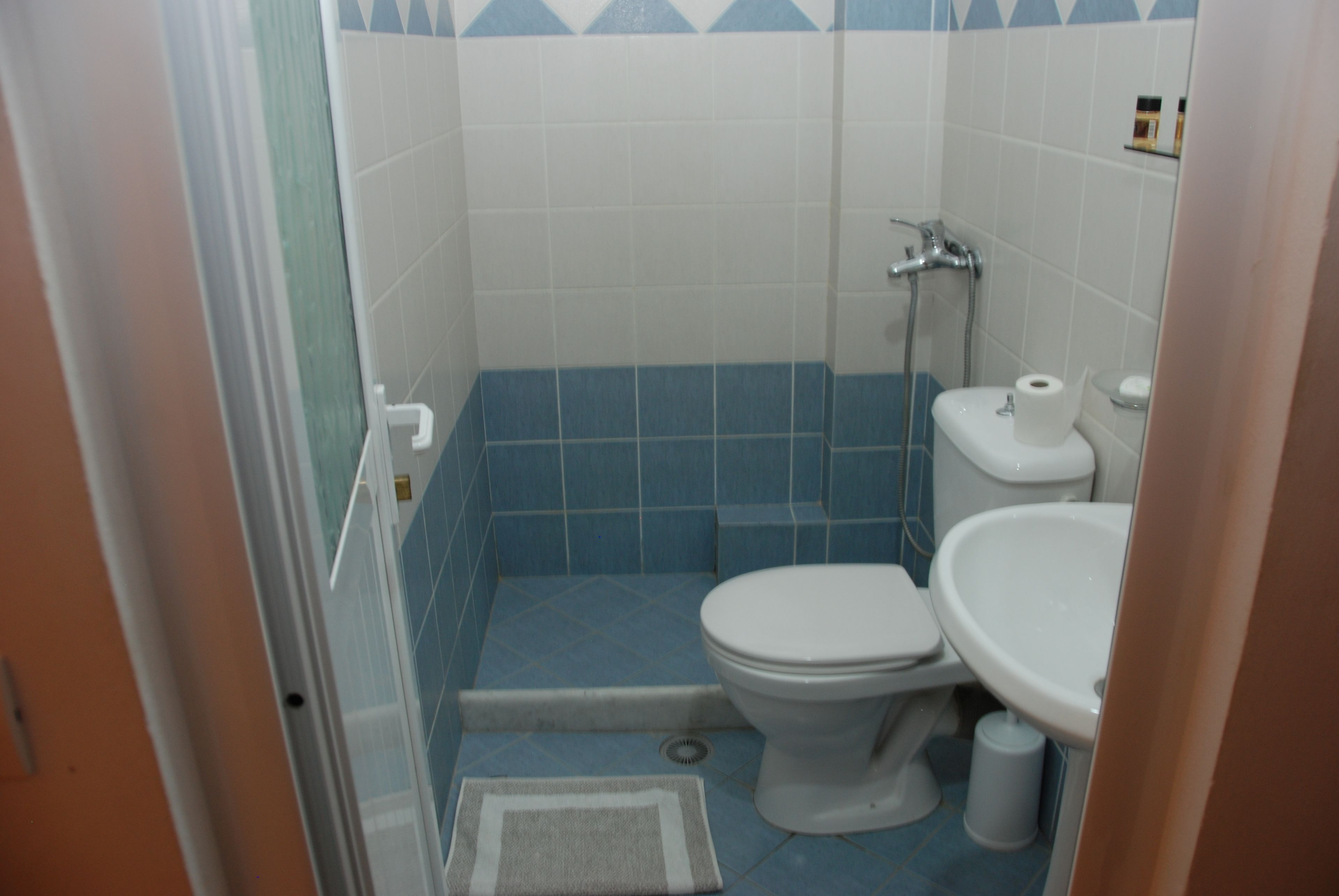 standard twin room, garden view | bathroom | shower, free toiletries, hair dryer, bathrobes
