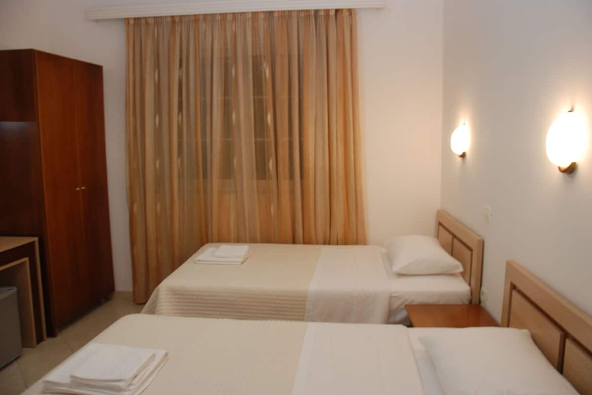 Standard Twin Room, Garden View | Bar mini, meja, katil bayi/kot (percuma), katil lipat simpan/tambahan