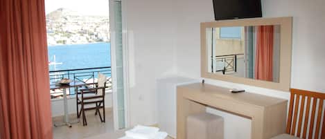 Twin Room, Balcony, Sea View | Minibar, desk, free cribs/infant beds, rollaway beds