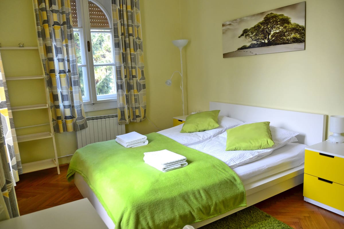 Kamar Double, 1 Tempat Tidur Queen, kamar mandi umum | Meja kerja, tirai kedap cahaya, Wi-Fi gratis, dan seprai linen