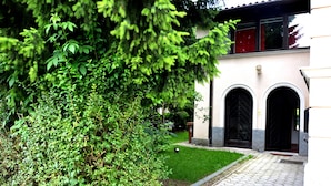 A building with a paved entrance, a small lawn, and a large tree in front. - Guesthouse Soul Ljubljana (Ljubljana)