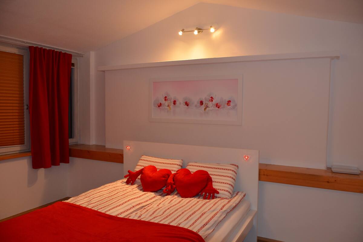 Kamar Double Romantis, 1 Tempat Tidur Queen, kamar mandi umum | Meja kerja, tirai kedap cahaya, Wi-Fi gratis, dan seprai linen