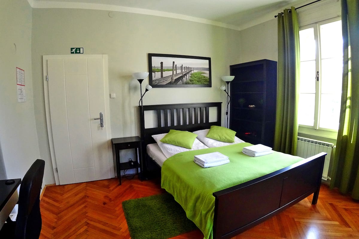 Kamar Double, 1 Tempat Tidur Queen, kamar mandi umum, pemandangan sungai | Meja kerja, tirai kedap cahaya, Wi-Fi gratis, dan seprai linen
